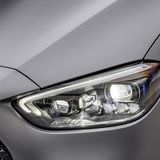 Die Mercedes C-Klasse bietet Voll-LED-Scheinwerfer