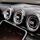 Die runden Luftdüsen erinnern an Jetdüsen