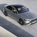 Die Mercedes C-Klasse Limousine (W206) steht stämmig dar