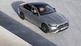 Die Mercedes C-Klasse Limousine (W206) steht stämmig dar