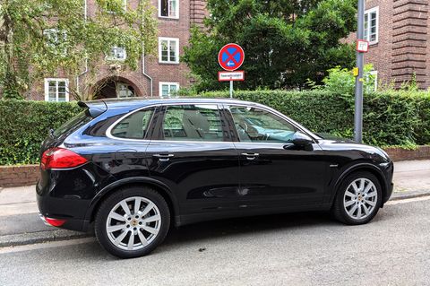 Ein Porsche Cayenne parkt am Straßenrand