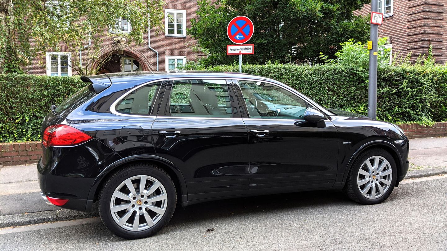 Ein Porsche Cayenne parkt am Straßenrand