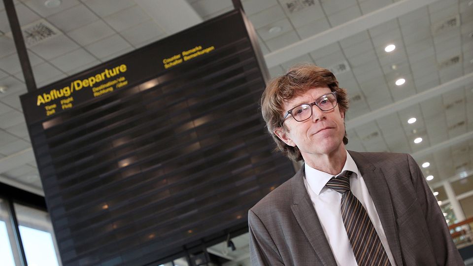 In Schönefeld fliegt nichts mehr ab, kommt kein Passagier mehr an: Flughafenchef Engelbert Lütke Daldrup steht vor einer leeren Anzeigetafel.
