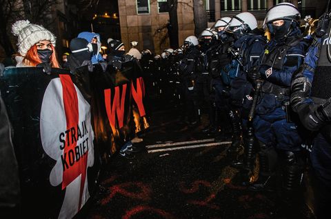 Frauen protestieren gegen das polnische Verfassungsgericht, das am 27. Januar Abtreibungen nahezu vollständig verbot