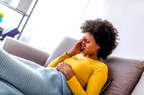 Die Diagnose: Die Psyche sei Ursprung ihrer Kopfschmerzen, heißt es. Bis die Ärzte den wahren Grund finden