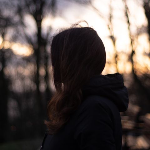 Julia (Name geändert) beim Sonnenuntergang