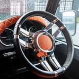 Das dreispeichige Lenkrad ist mit griffigem Leder überzogen