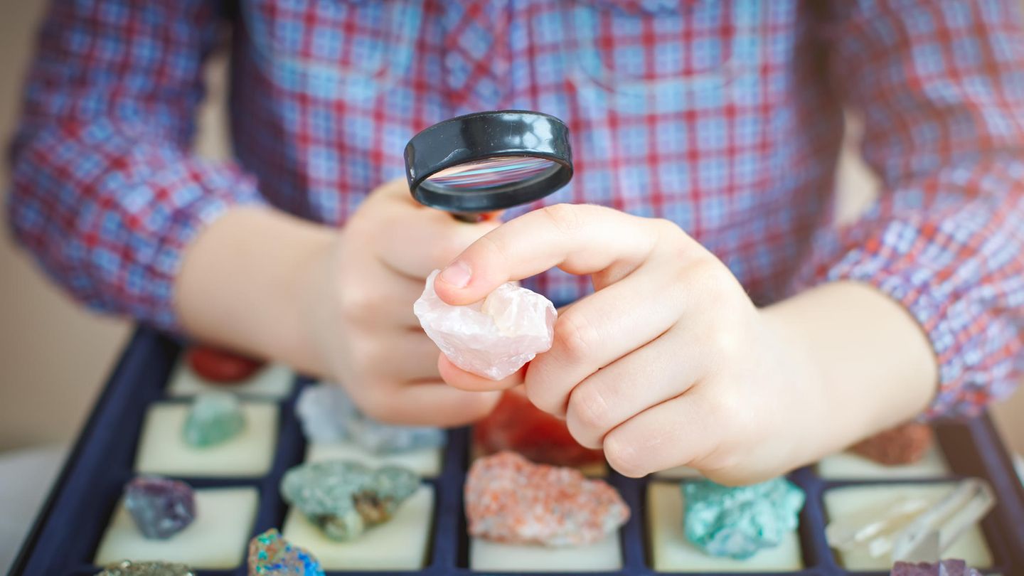 Kinder haben Spaß daran, Kristalle zu züchten