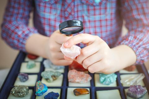 Kinder haben Spaß daran, Kristalle zu züchten