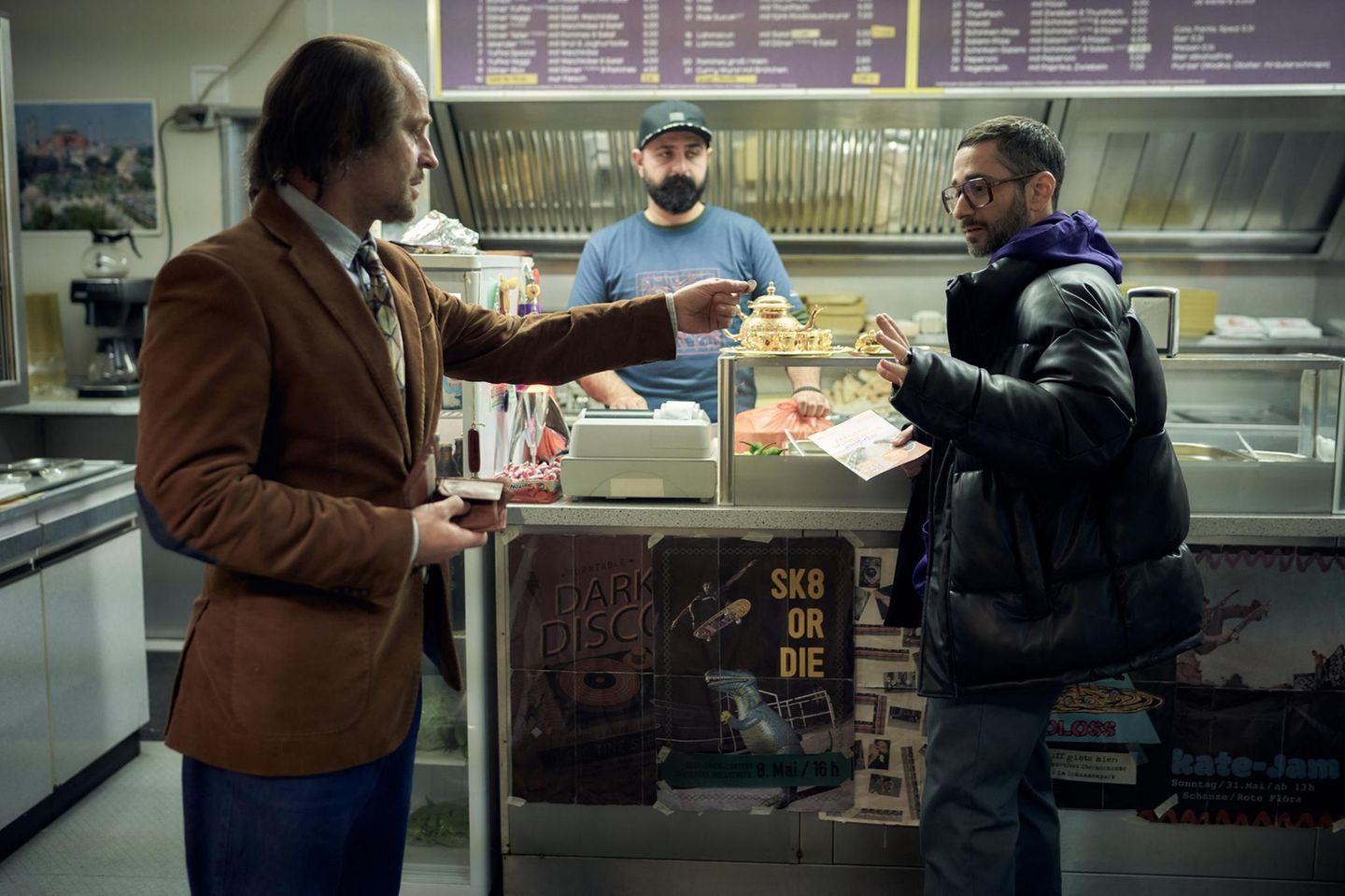 In einem Imbiss treffen Kommissar Gilles (Jürgen Vogel, l.) und Ganove Maurizio (Denis Moschitto) aufeinander. Die Serie "KBV" ist in Teilen improvisiert - was zum Spaß beiträgt. Mitunter hätte ein bisschen mehr Struktur in den Dialogen jedoch gut getan. 