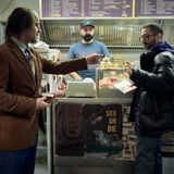 In einem Imbiss treffen Kommissar Gilles (Jürgen Vogel, l.) und Ganove Maurizio (Denis Moschitto) aufeinander. Die Serie "KBV" ist in Teilen improvisiert - was zum Spaß beiträgt. Mitunter hätte ein bisschen mehr Struktur in den Dialogen jedoch gut getan. 