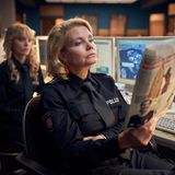 Die meiste Zeit beschäftigen sich die beiden Ermittler im Auto jedoch mit Danni (Meike Jüttendonk, l.) und Carola (Annette Frier). Mit den Disponentinnen der Polizei-Leitstelle flirten sie unter Missachtung der Funkdisziplin. Immer wieder entspinnen sich dabei arg schlüpfrige Dialoge, viele der Pointen zielen unter die Gürtellinie. Keine Frage: Der Humor von "KBV" ist nicht jedermanns Sache.