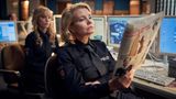Die meiste Zeit beschäftigen sich die beiden Ermittler im Auto jedoch mit Danni (Meike Jüttendonk, l.) und Carola (Annette Frier). Mit den Disponentinnen der Polizei-Leitstelle flirten sie unter Missachtung der Funkdisziplin. Immer wieder entspinnen sich dabei arg schlüpfrige Dialoge, viele der Pointen zielen unter die Gürtellinie. Keine Frage: Der Humor von "KBV" ist nicht jedermanns Sache.
