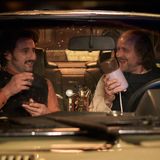 "KBV – Keine besonderen Vorkommnisse" ist der Titel der neuen Comedy-Serie, die ab dem 25. Februar auf der Streamingplattform TV Now zu sehen ist. Der Serienname ist hier Programm: Im Mittelpunkt der sechs Folgen stehen die beiden Kommissare Samuel (Serkan Kaya, l.) und Gilles (Jürgen Vogel), die nachts in ihrem Dienstwagen sitzen und ein Lagerhaus observieren. Dabei führen sie unfassbar peinliche Gespräche. Viel mehr passiert eigentlich nicht in der "sterbenslangweiligen Cop-Comedy", wie TV Now selbst das Format bezeichnet.