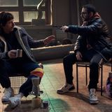 Im Lagerhaus sitzen derweil die beiden Ganoven Bernhard (Rocko Schamoni, l.) und Maurizio (Denis Moschitto) und warten auf eine Drogenlieferung. Doch die kommt nicht. So müssen sich auch diese beiden Männer die Zeit vertreiben - und kommen dabei auf allerlei dumme Gedanken.