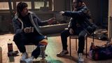 Im Lagerhaus sitzen derweil die beiden Ganoven Bernhard (Rocko Schamoni, l.) und Maurizio (Denis Moschitto) und warten auf eine Drogenlieferung. Doch die kommt nicht. So müssen sich auch diese beiden Männer die Zeit vertreiben - und kommen dabei auf allerlei dumme Gedanken.