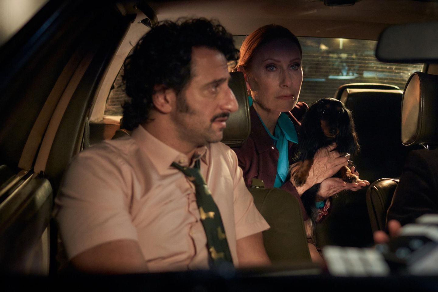 Die Comedy-Serie ist mit prominenten Gaststars gespickt. Andrea Sawatzki spielt eine Zeugin, die den beiden Ermittlern bei der Identifikation von Verdächtigen helfen soll. Gilles und Samuel sind davon überzeugt, sie sei eine Prostituierte - und konfrontieren die Frau mit allen Synonymen, die ihnen für diesen Beruf einfallen, von Kurtisane bis Liebesdienerin. "Controllerin", klärt sie die beiden Herren auf. Ein Begriff, den Gilles offenbar noch nicht kennt: "Ist das so eine Art Domina", will er wissen.