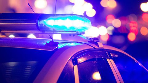 US-Polizeiauto mit eingeschaltetem Blaulicht