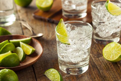 Ein Glas Gin mit Limetten