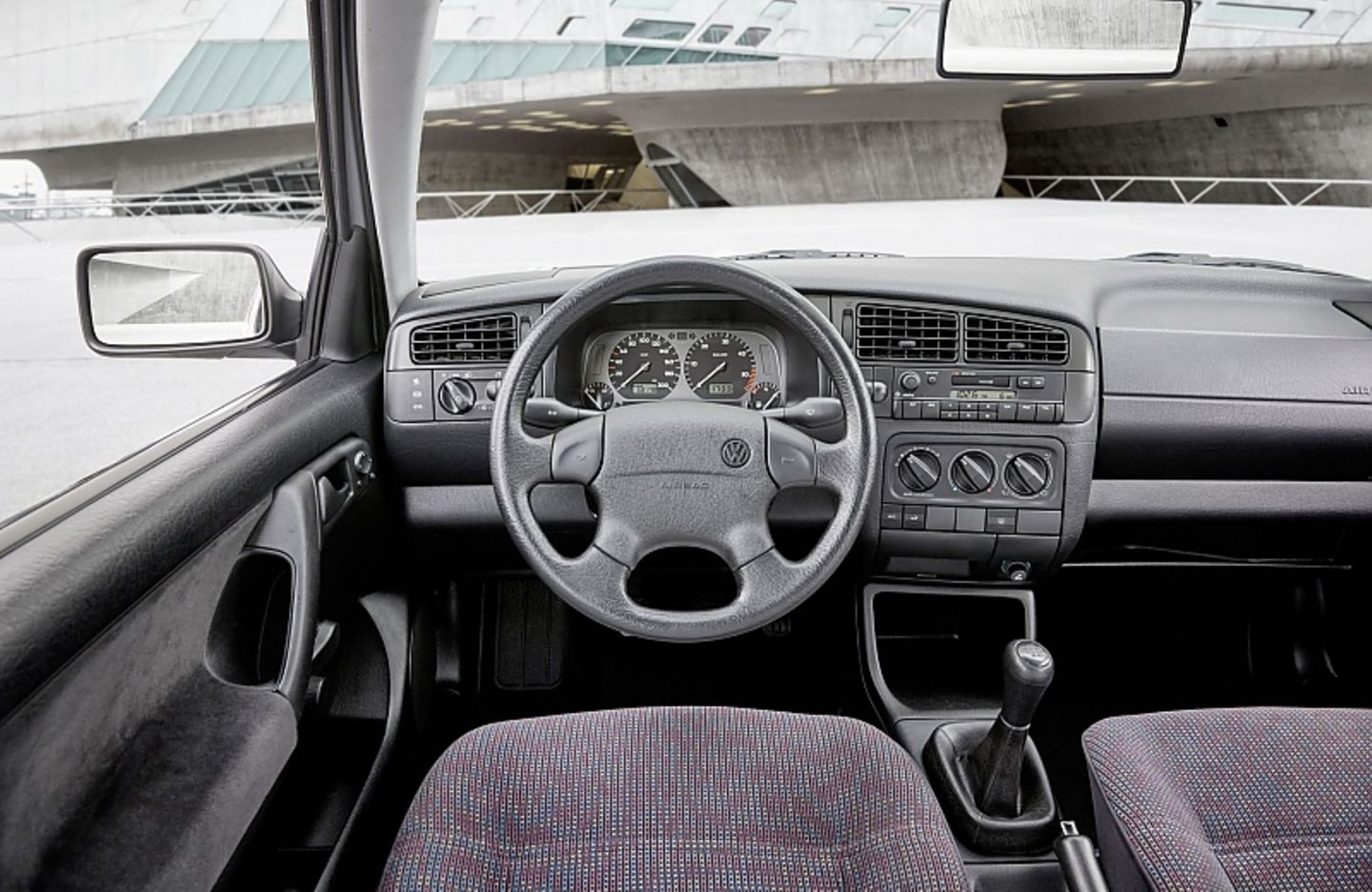 Im Cockpit dominiert Hartplastik