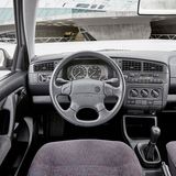 Im Cockpit dominiert Hartplastik