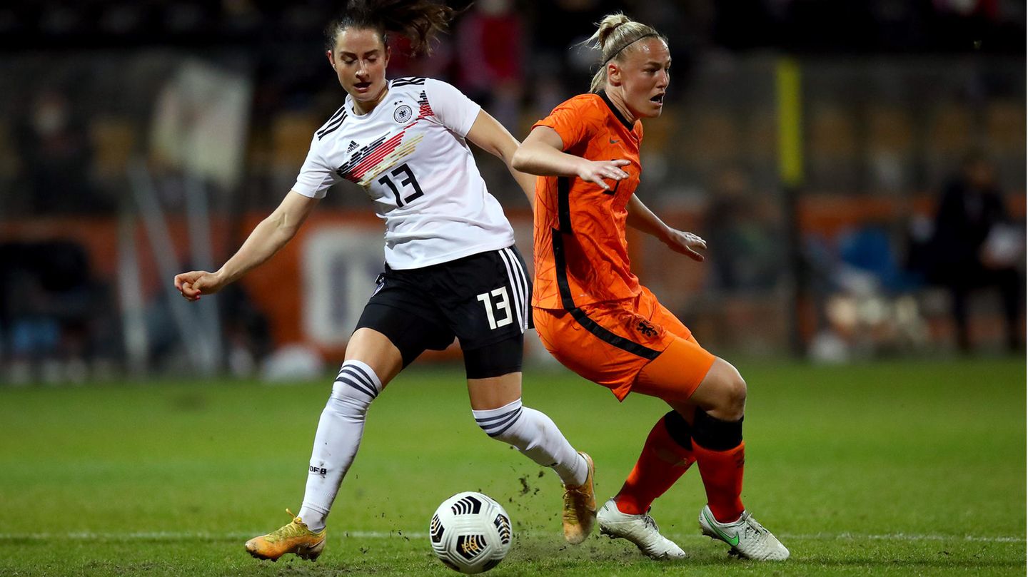 Sara Däbritz im Zweikampf mit der Niederländerin Stephanie van der Gragt