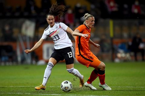 Sara Däbritz im Zweikampf mit der Niederländerin Stephanie van der Gragt