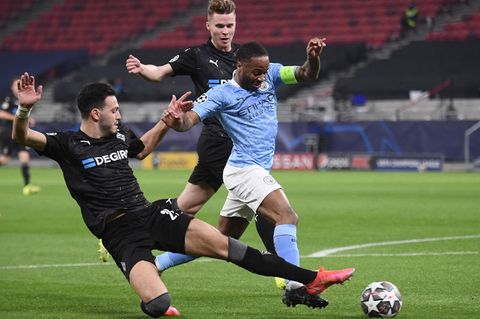 Gladbachs Ramy Bensebaini versucht, Raheem Sterling abzugrätschen