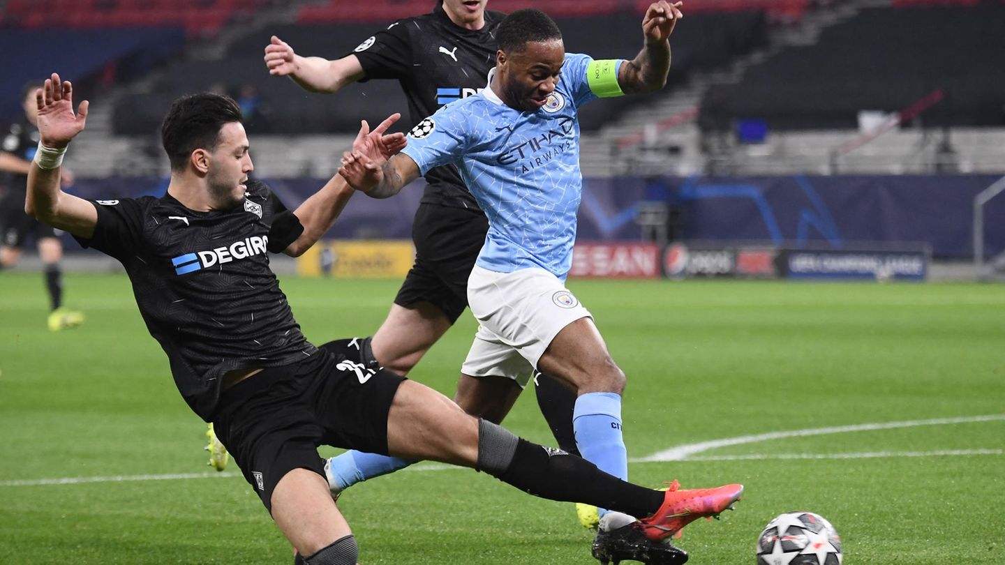 Gladbachs Ramy Bensebaini versucht, Raheem Sterling abzugrätschen