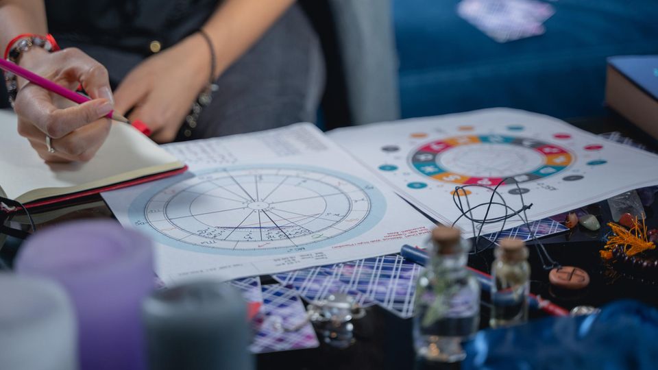 Kreise, Zahlen, Diagramme: Sein Geburtsjahr spielt bei der astrologischen Entdeckungsreise unseres Autors eine Rolle (Symbolbild) 