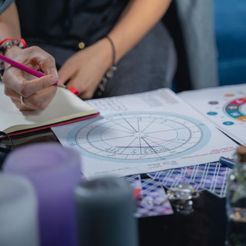 Kreise, Zahlen, Diagramme: Sein Geburtsjahr spielt bei der astrologischen Entdeckungsreise unseres Autors eine Rolle (Symbolbild) 