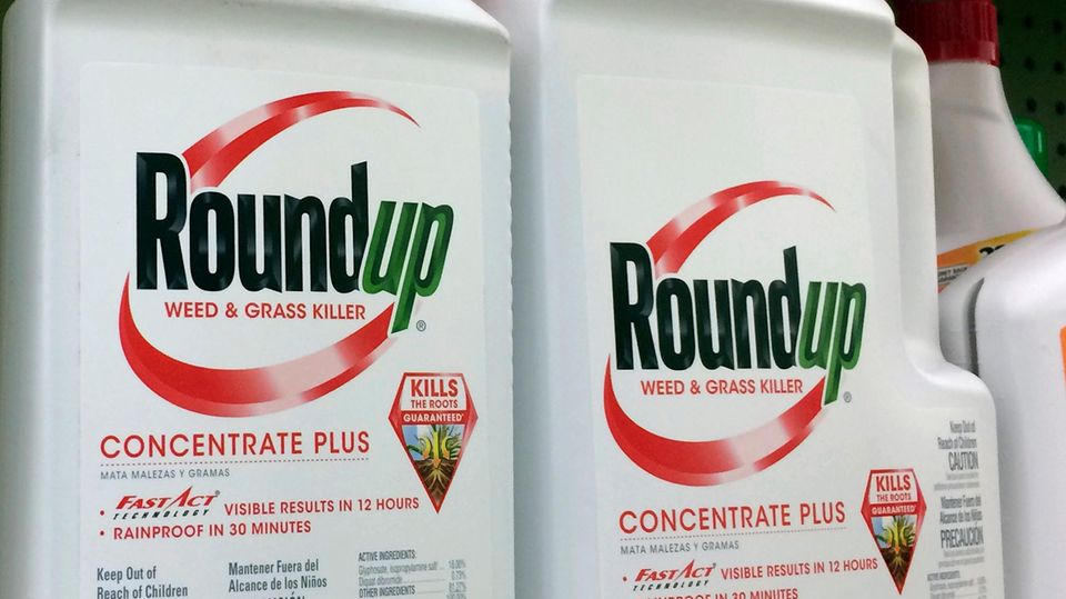 Behälter mit Roundup, ein glyphosathaltiges Unkrautvernichtungsmittel von Monsanto, stehen in einem Regal in einem Baumarkt