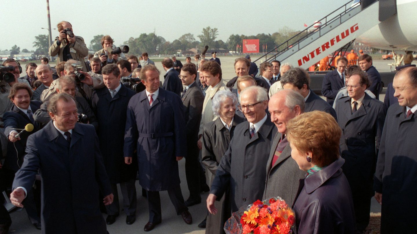 Begrüßung am Flughafen am 6. Oktober 1989: DDR-Protokollchef Franz Jahsnowski (l) weist dem sowjetischen Partei- und Staatschef Michail Gorbatschow und dessen Frau Raissa (r) den Weg. Links von Gorbatschow: Erich und Margot Honecker