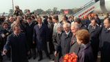Begrüßung am Flughafen am 6. Oktober 1989: DDR-Protokollchef Franz Jahsnowski (l) weist dem sowjetischen Partei- und Staatschef Michail Gorbatschow und dessen Frau Raissa (r) den Weg. Links von Gorbatschow: Erich und Margot Honecker