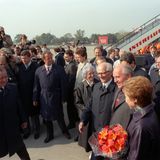 Begrüßung am Flughafen am 6. Oktober 1989: DDR-Protokollchef Franz Jahsnowski (l) weist dem sowjetischen Partei- und Staatschef Michail Gorbatschow und dessen Frau Raissa (r) den Weg. Links von Gorbatschow: Erich und Margot Honecker