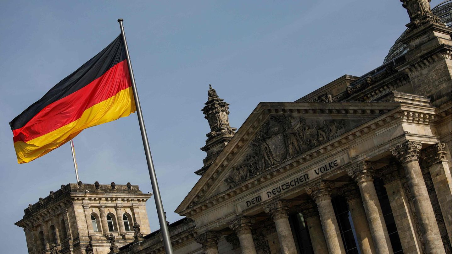 Eine Deutschland-Fahne weht vor dem Bundestagsgebäude in Berlin