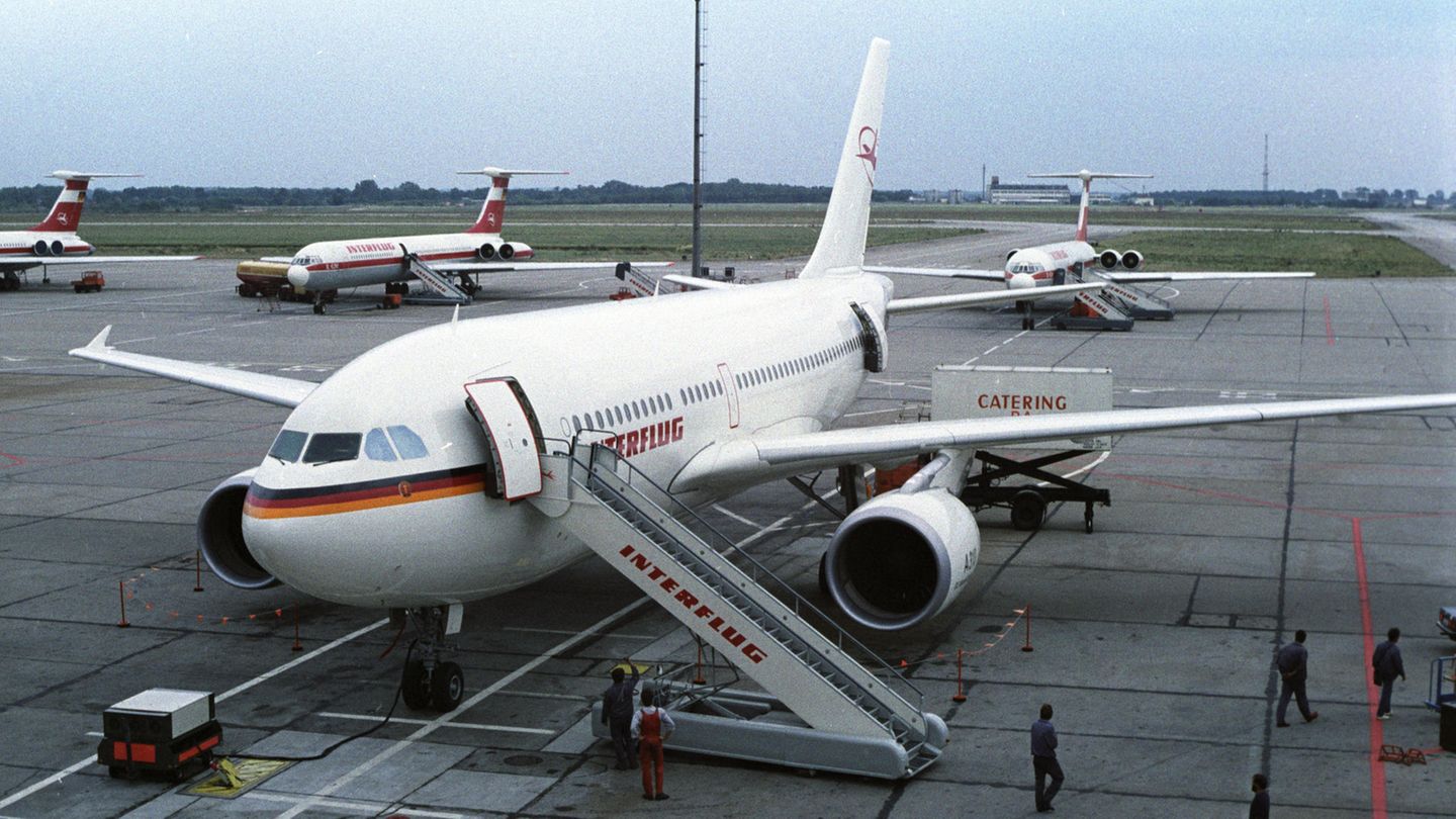 Durch die größere Reichweite der A310 im Vergleich zur Iljuschin Il-62, die im Hintergrund zu sehen sind, entfiel auf der Strecke nach Kuba die Zwischenlandung in Gander.
