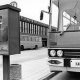 Ein Bussteig in Schönefeld stand ausschließlich für den Transitverkehr mit Bussen nach West-Berlin zur Verfügung. Wegen Billligtickets der Ost-Fluggesellschaften nutzen in den 1980er Jahren immer mehr westliche Fluggäste den DDR-Flughafen.