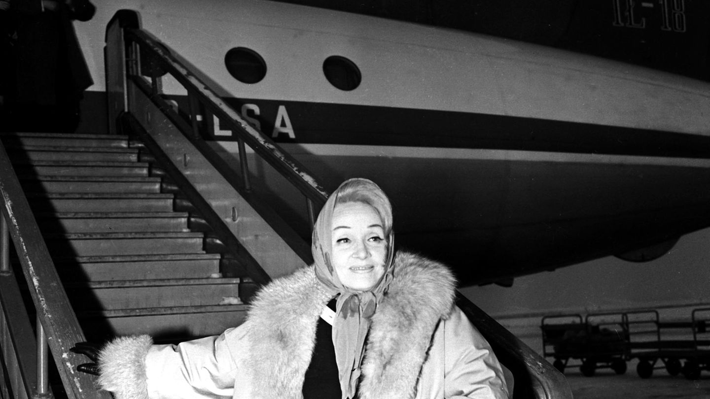 Großer Bahnhof für die Schauspielerin und Sängerin Marlene Dietrich. Mit einer Il-18 der Interflug war sie für ein Gastspiel 1964 Berlin-Schönefeld eingetroffen.