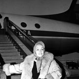 Großer Bahnhof für die Schauspielerin und Sängerin Marlene Dietrich. Mit einer Il-18 der Interflug war sie für ein Gastspiel 1964 Berlin-Schönefeld eingetroffen.