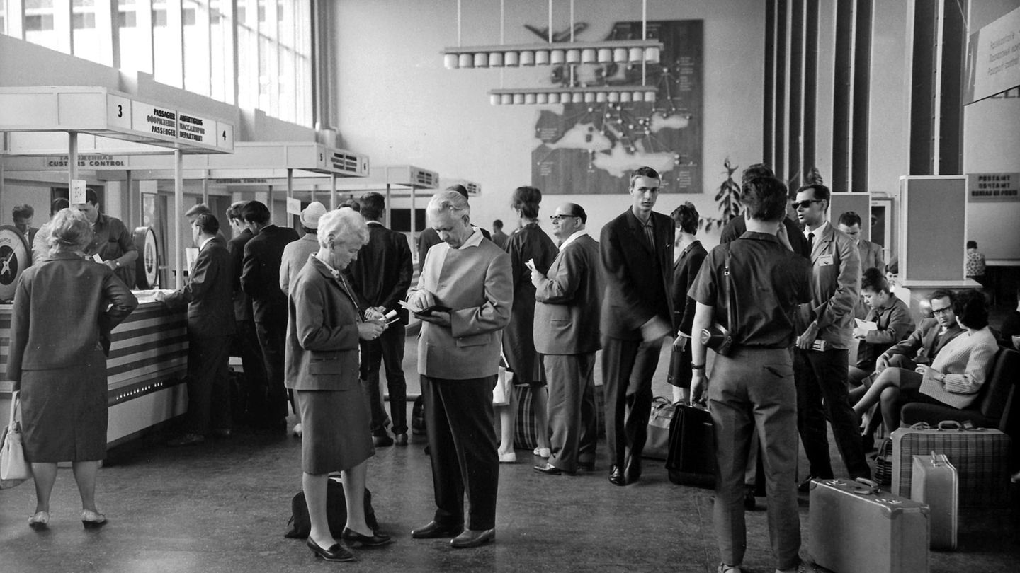 So ging es bei der Passabfertigung auf dem Flughafen Berlin-Schönefeld im Jahre 1964 zu.