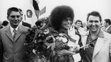 Einen Blumenstrauß gibt es nach der Landung für Angela Davis, überreicht durch Günther Jahn, dem ersten Sekretär des Zentralrats der FDJ. Die Bürgerrechtlerin aus den Vereinigten Staaten besuchte die DDR im September 1972.