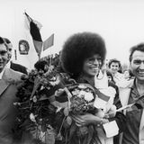 Einen Blumenstrauß gibt es nach der Landung für Angela Davis, überreicht durch Günther Jahn, dem ersten Sekretär des Zentralrats der FDJ. Die Bürgerrechtlerin aus den Vereinigten Staaten besuchte die DDR im September 1972.