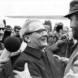 Eine Aufnahme von 1972: Der erste Sekretär des Zentralkomitees der SED, Erich Honecker (M) und Willi Stoph (l) begrüßen den kubanischen Ministerpräsidenten Fidel Castro.