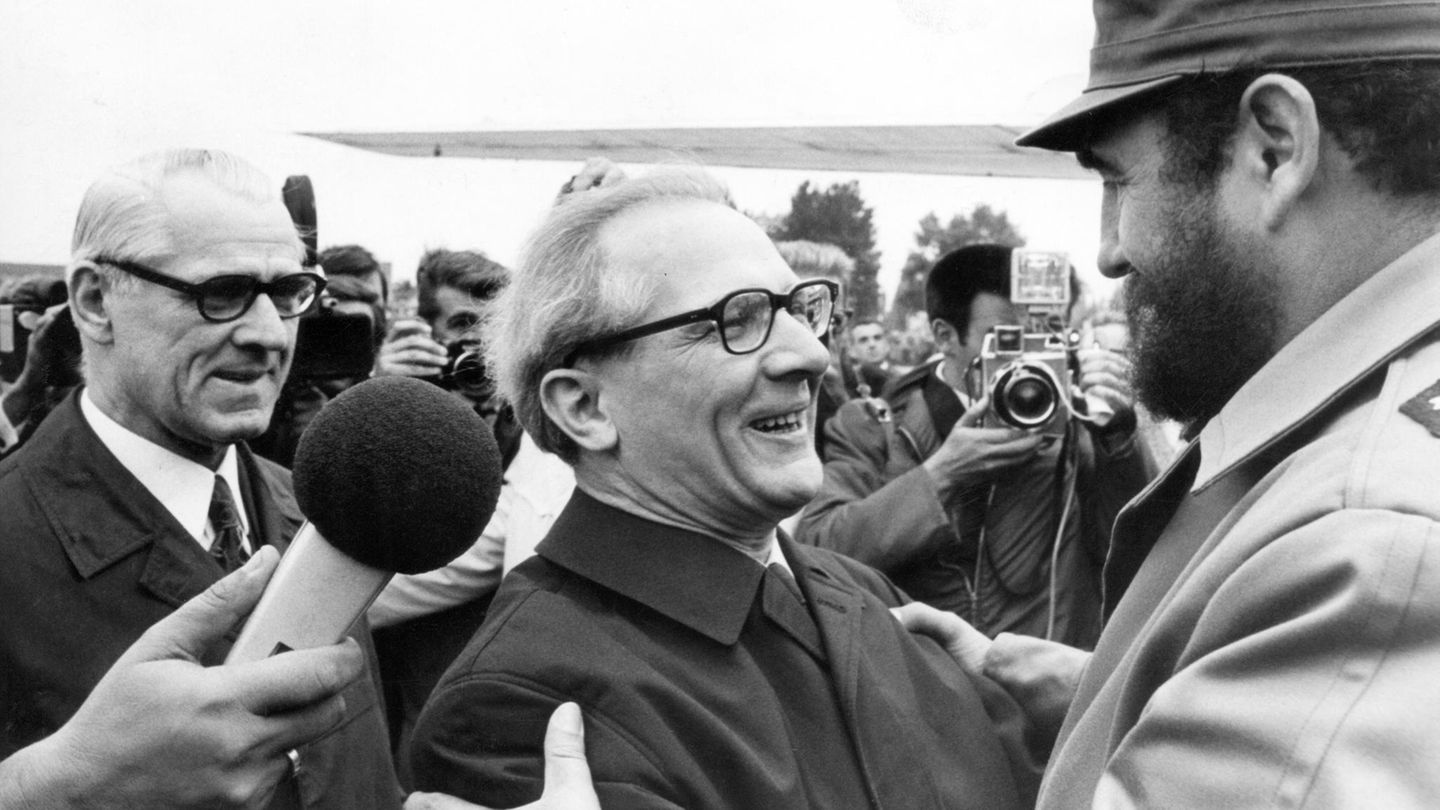 Eine Aufnahme von 1972: Der erste Sekretär des Zentralkomitees der SED, Erich Honecker (M) und Willi Stoph (l) begrüßen den kubanischen Ministerpräsidenten Fidel Castro.
