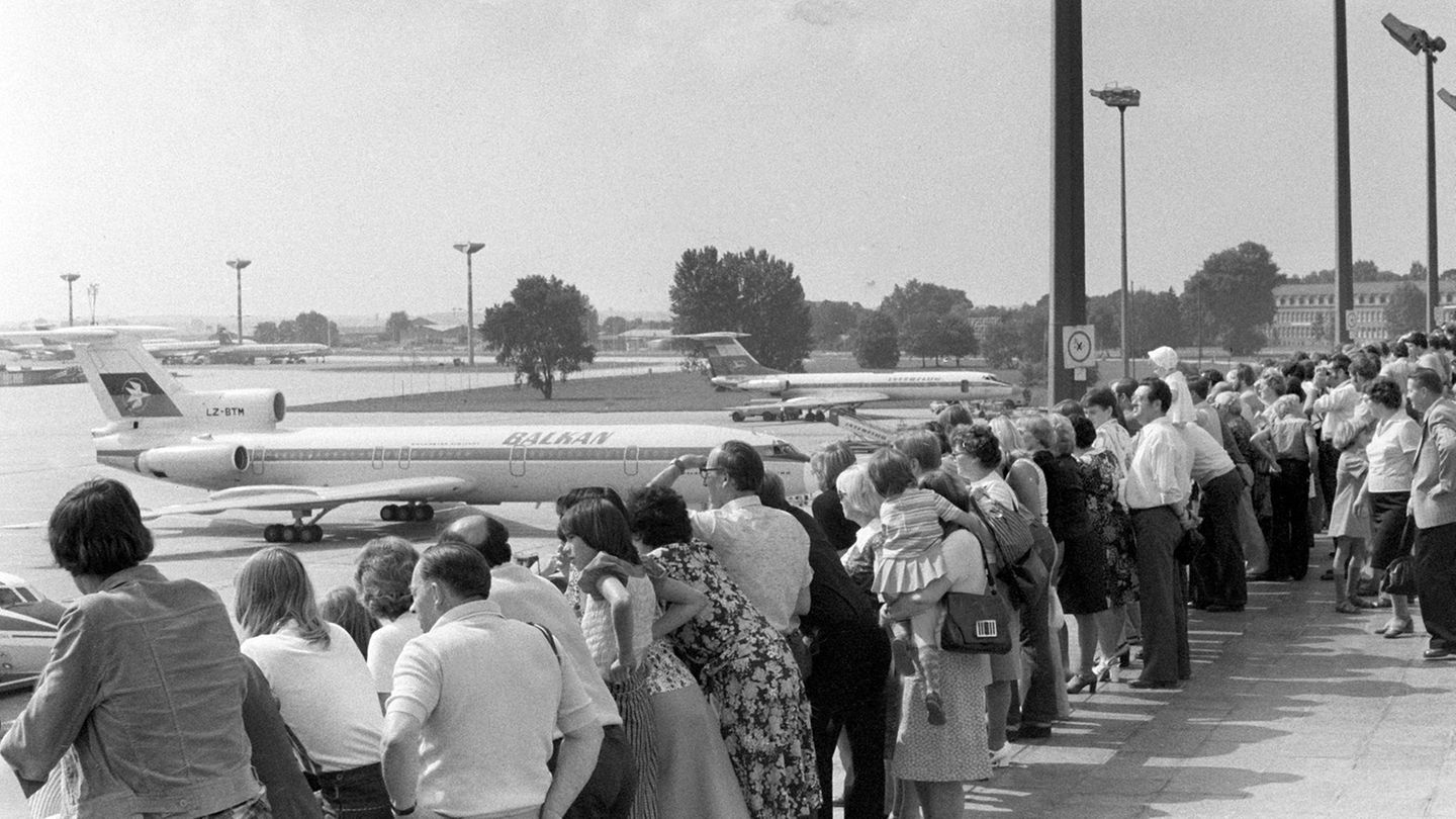 Die Attraktion von Schönefeld: die Aussichtsterrasse auf dem Dach des Terminals. Den meisten Besuchern blieb allerdings nur der sehnsüchtige Blick auf die Flugzeuge.