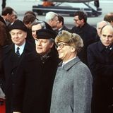 Mit einer Sondermaschine landete Bundeskanzler Helmut Schmidt im Dezember 1981 in Schönefeld und wird dort von Erich Honecker begrüßt.