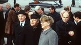 Mit einer Sondermaschine landete Bundeskanzler Helmut Schmidt im Dezember 1981 in Schönefeld und wird dort von Erich Honecker begrüßt.