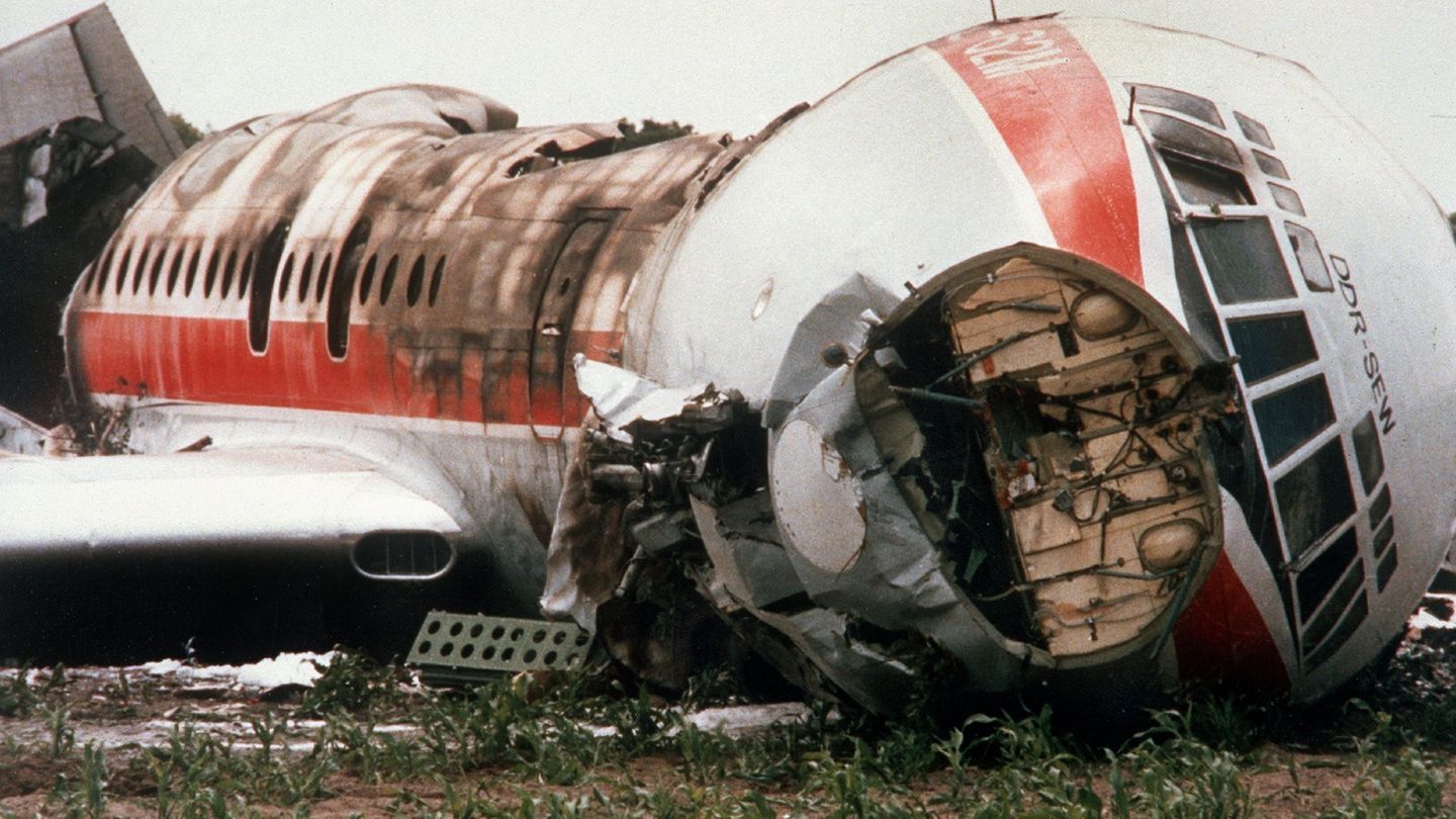 Fotos aus 60 Jahren Flughafen-Geschichte: Ein schwarzer Tag für Schönefeld: Am 17. Juni 1989 war eine Iljuschin Il-62 der Interflug beim Start über das Rollfeld hinaus gerast und in Brand geraten. An Bord des Fluges waren 103 Passagiere und 10 Besatzungsmitglieder. Ein schwarzer Tag für Schönefeld: Am 17. Juni 1989 war eine Iljuschin Il-62 der Interflug beim Start über das Rollfeld hinaus gerast und in Brand geraten. An Bord des Fluges waren 103 Passagiere und 10 Besatzungsmitglieder.