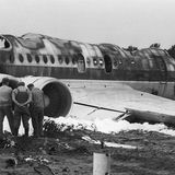 Das ausgebrannte Wrack: 21 Menschen kamen dabei ums Leben, weitere Insassen 29 wurden schwer verletzt. Ursache war der missglückte Startabbruch wegen eines blockierten Höhenruders.